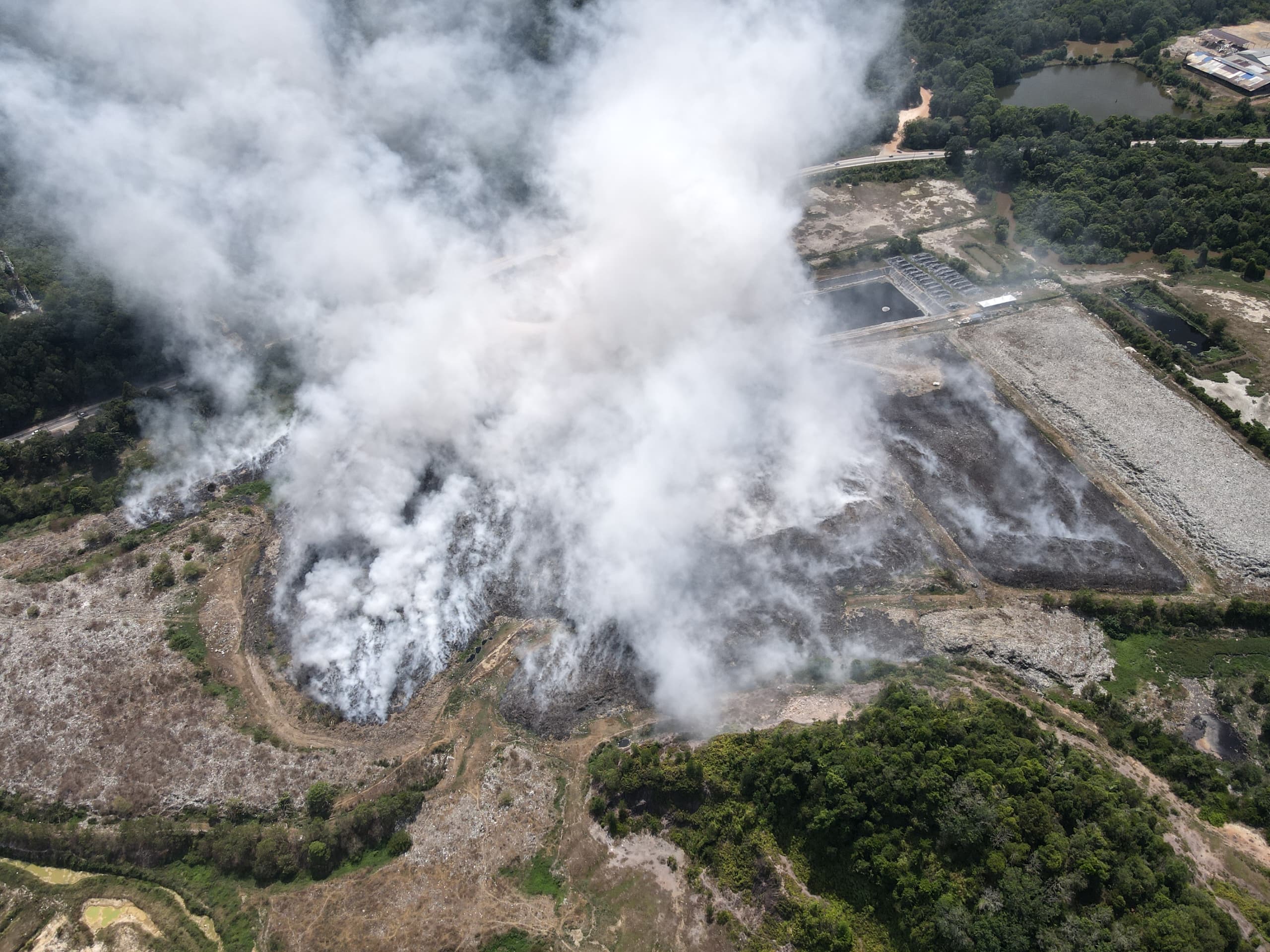 Pusat Pelupusan Sampah Sungai Ikan Terbakar
