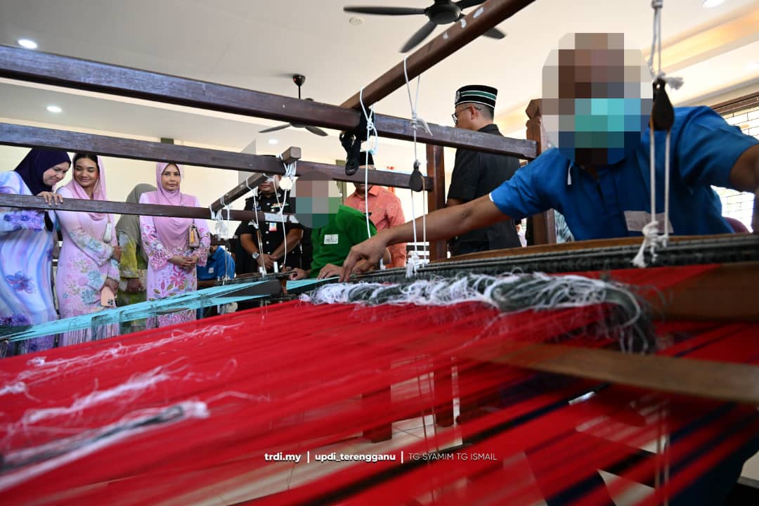 Sultanah Nur Zahirah Lawat Bengkel Songket di Penjara Marang