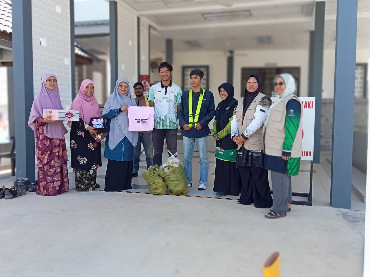 350 Pek Nasi Arab Hargai Pekerja Kebersihan