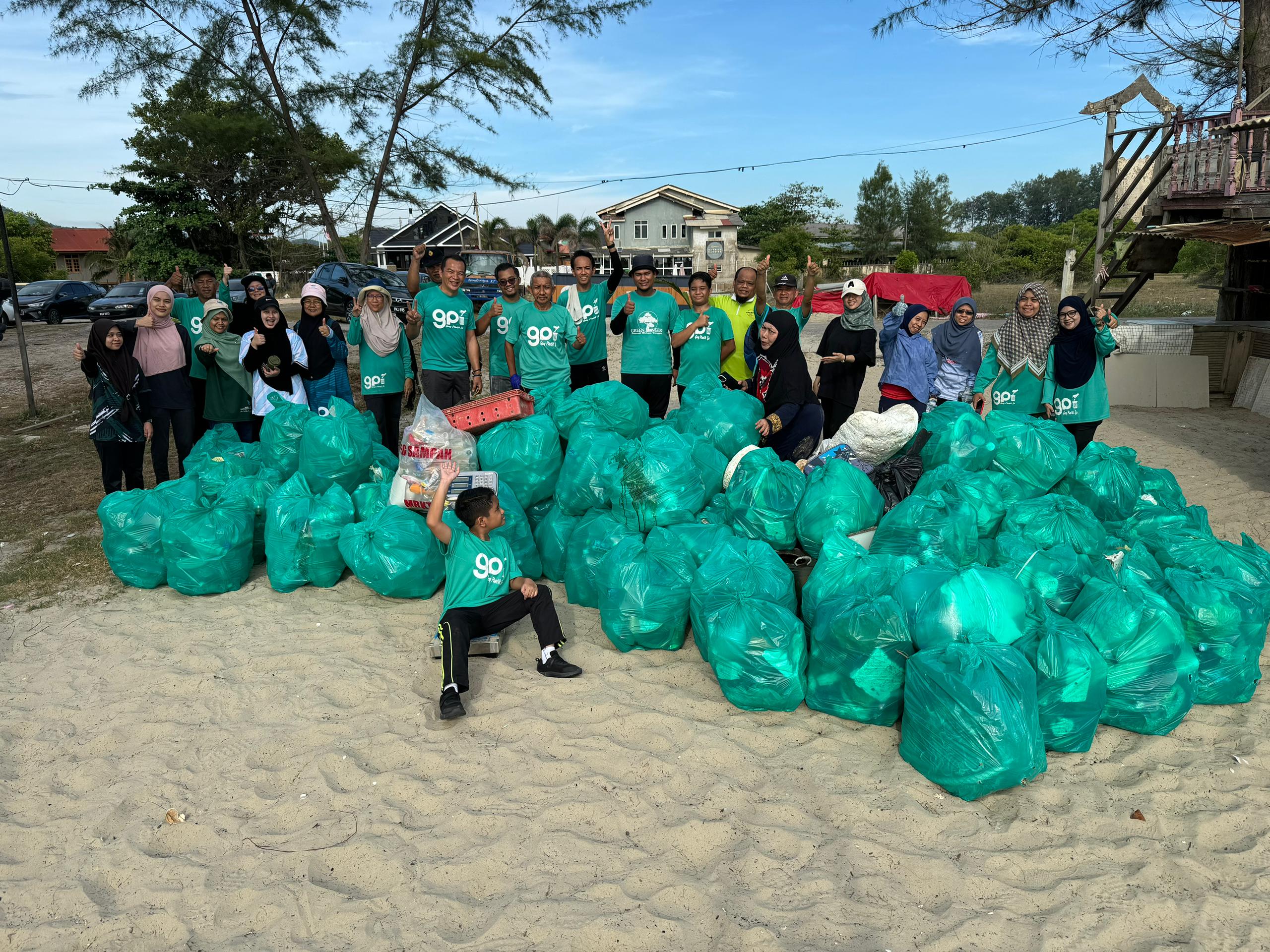 Geng Plastik Ija, MBKT Gotong Royong 'Bersihkan' Pantai Pandak