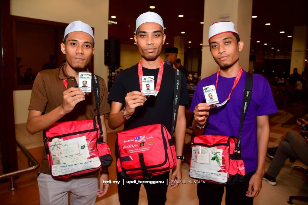 'Peluh' Ibu Bapa Bawa Tiga Beradik ke Tanah Suci