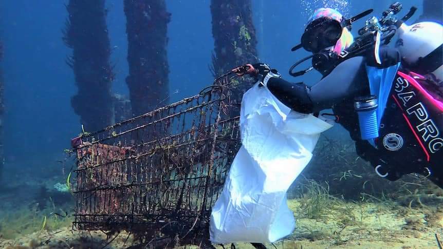 Penyelam Skuba Kutip Sampah Dalam Dasar Laut Pulau Perhentian