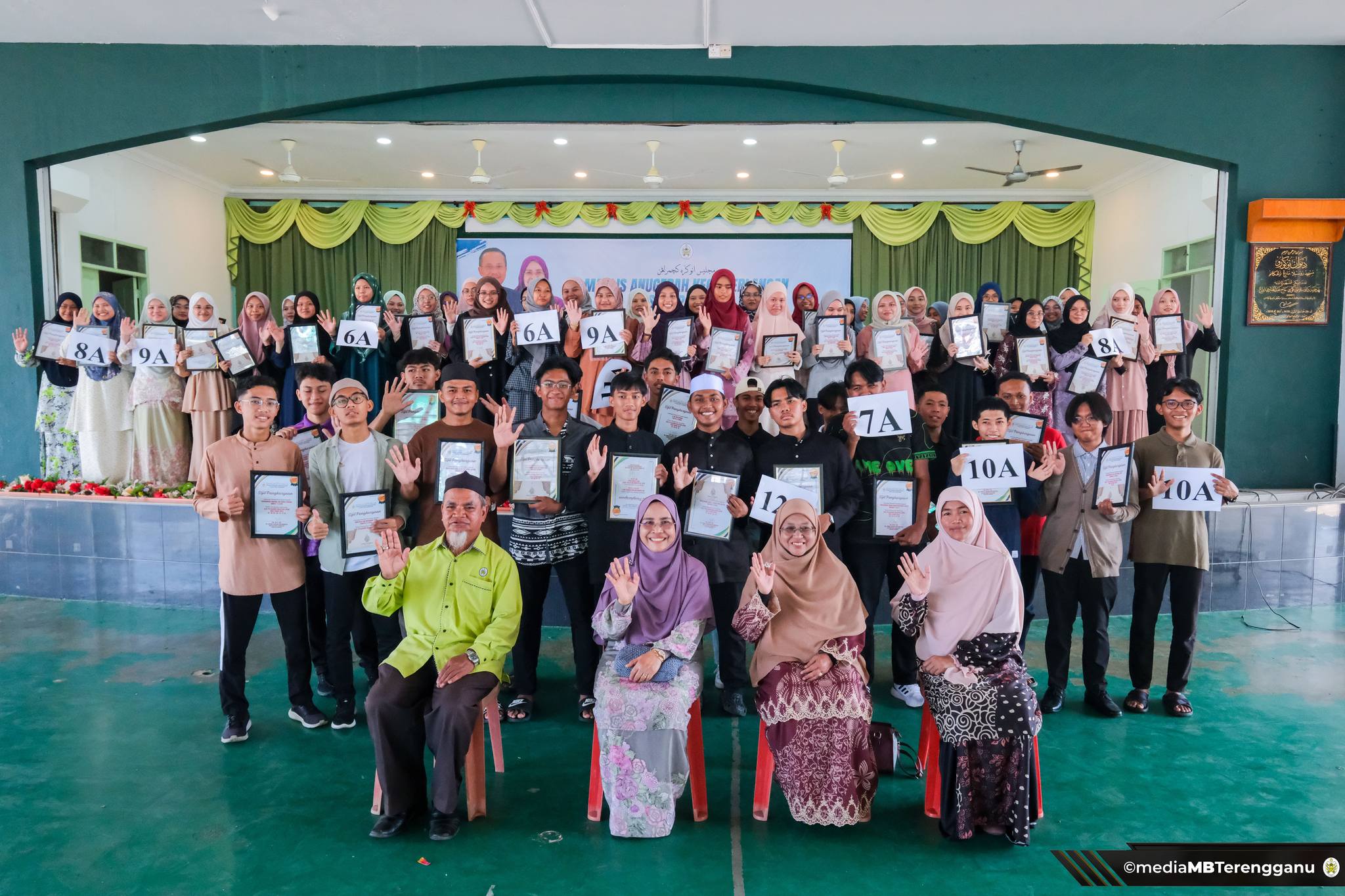 98 Pelajar Cemerlang Dirai di Dewan Tok Guru