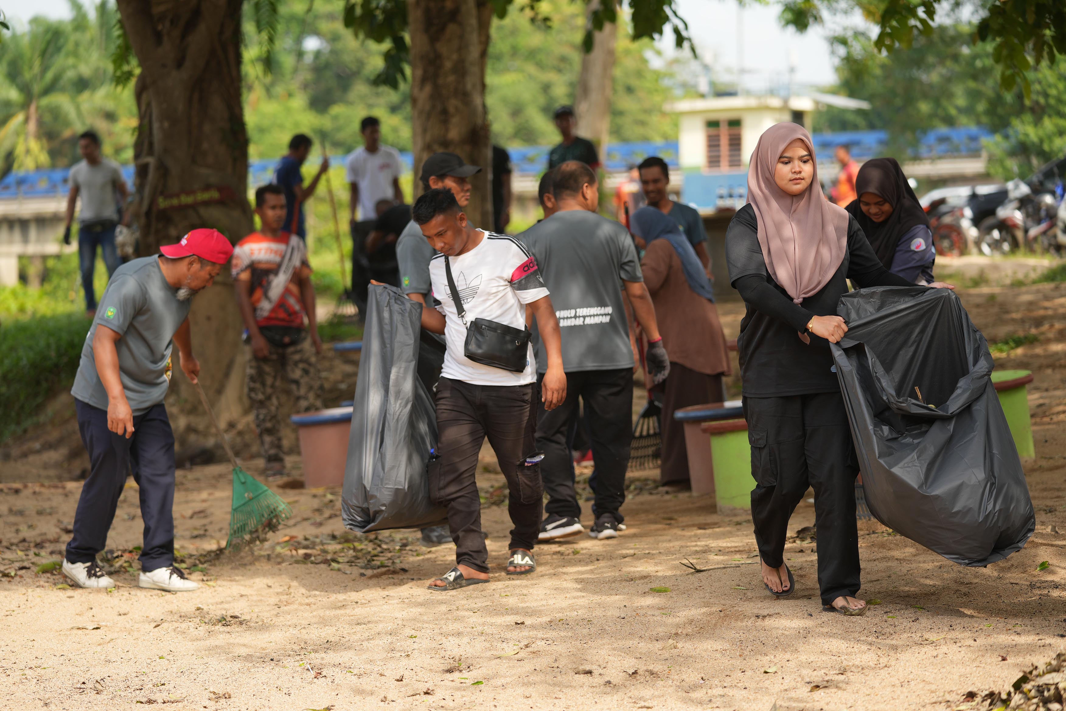 Program Kutip Sampah Kuala Berang Tarik Lebih 200 Peserta