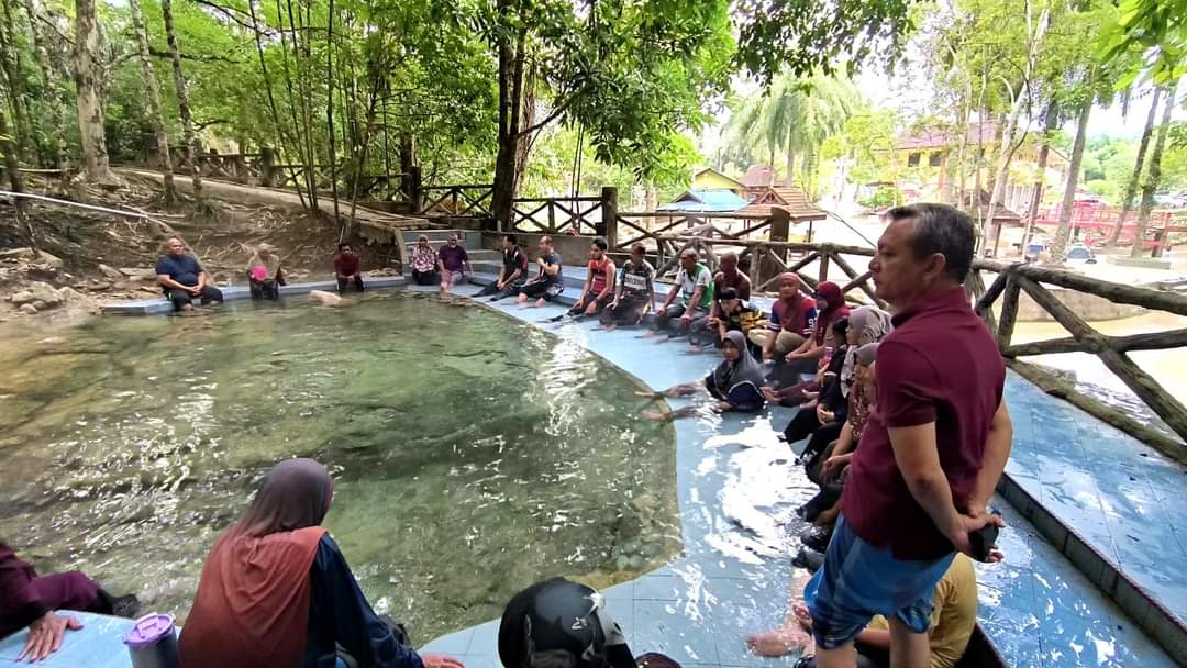 Exco Cadang Asing Lelaki, Perempuan di Kolam Air Panas