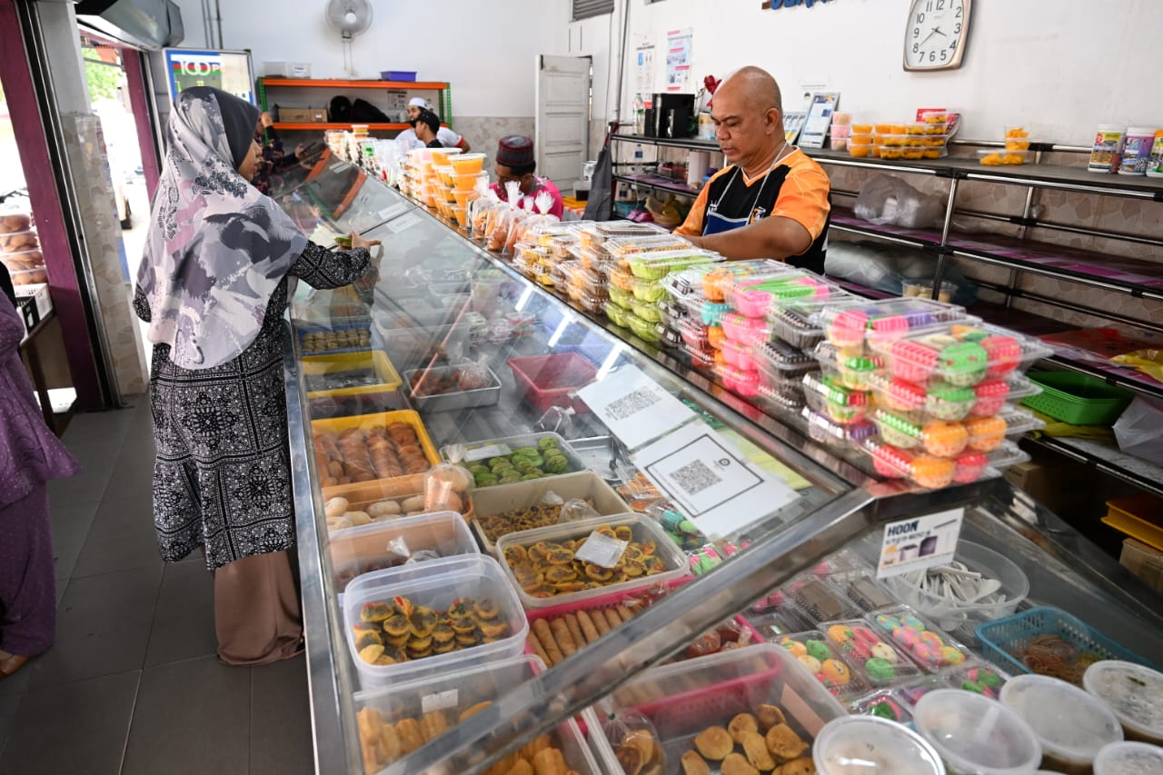 Gerai Kuih Gong Kapas 'Pinor' Mata Nak Buat Pilihan
