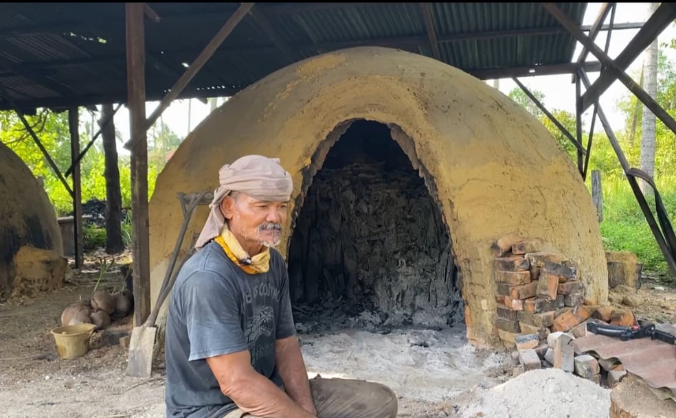 Pok Din Tabah Teruskan Warisan Pembuatan Arang