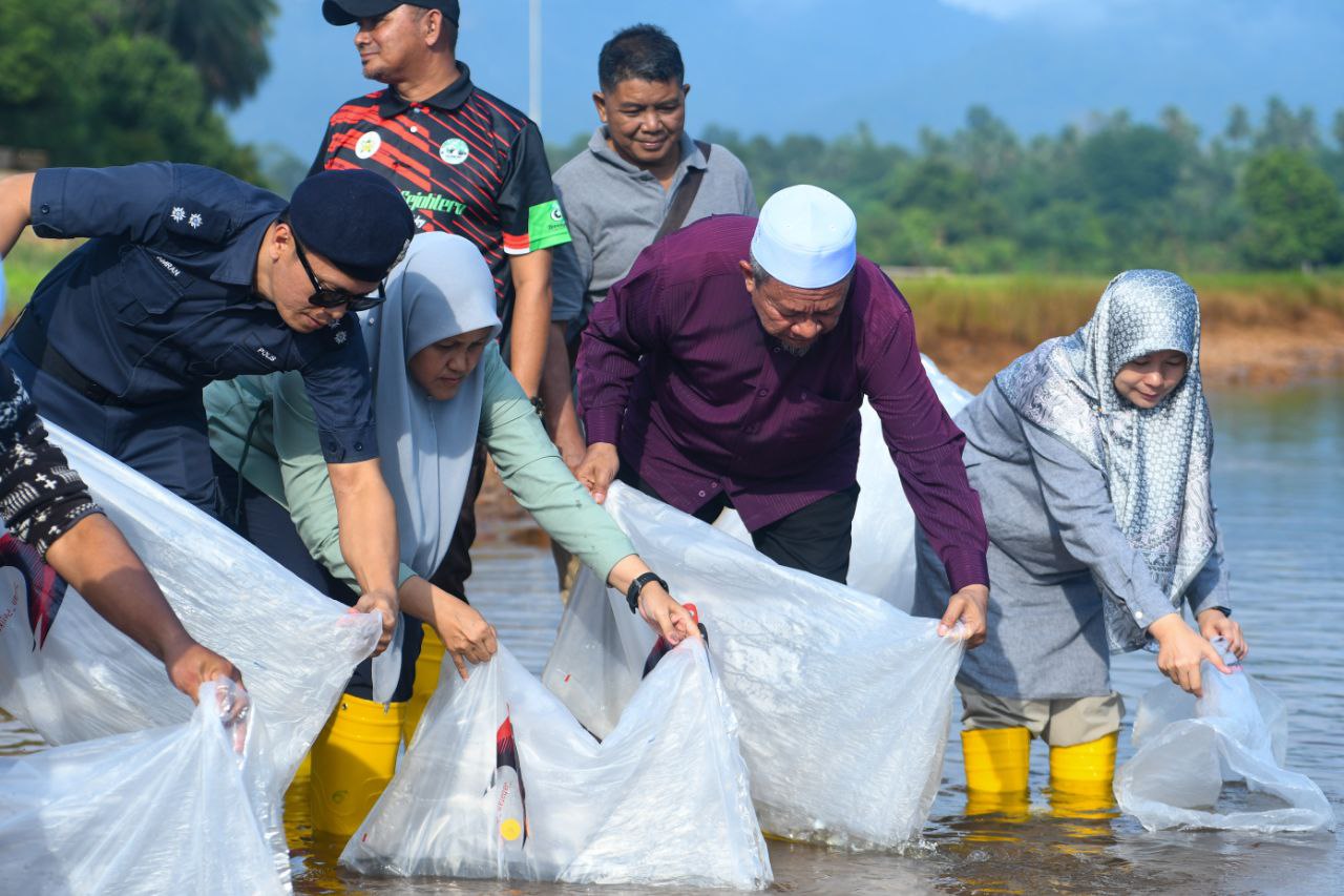 18,600 Benih Spesis Ikan Asli Dilepaskan ke Sungai Dusun