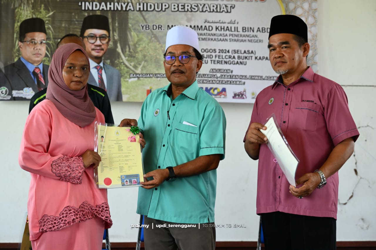 JHEAT Serah Surat Akuan Nikah kepada 10 Pasangan Orang Asli