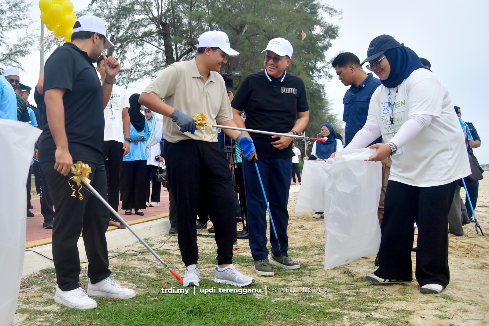 Yang di-Pertuan Muda Terengganu Berkenan Turun Bersihkan Pantai