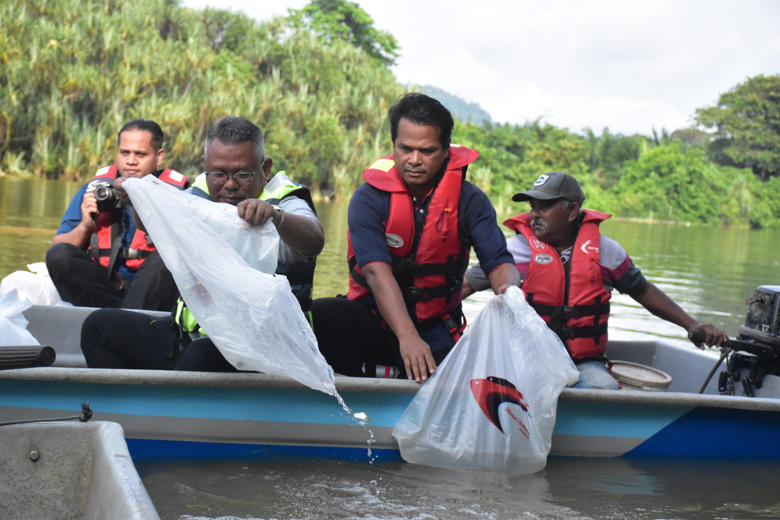 Rezeki Berganda Menanti Nelayan Darat