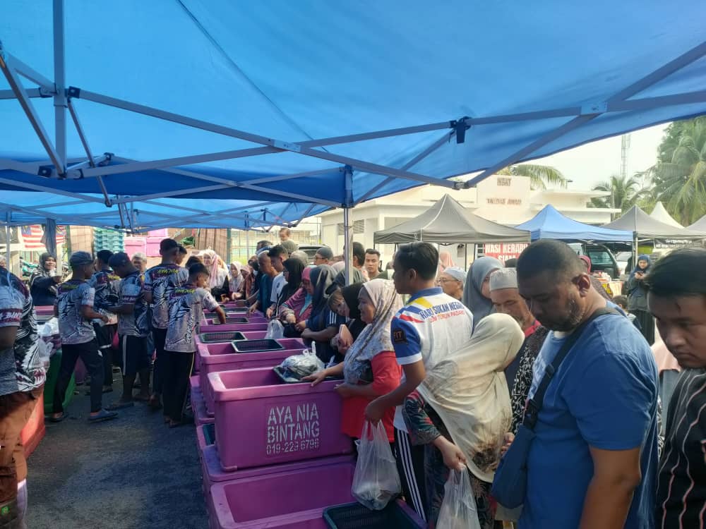 Orang Ramai 'Serbu' Ayam RM10 di Pasar Berkat