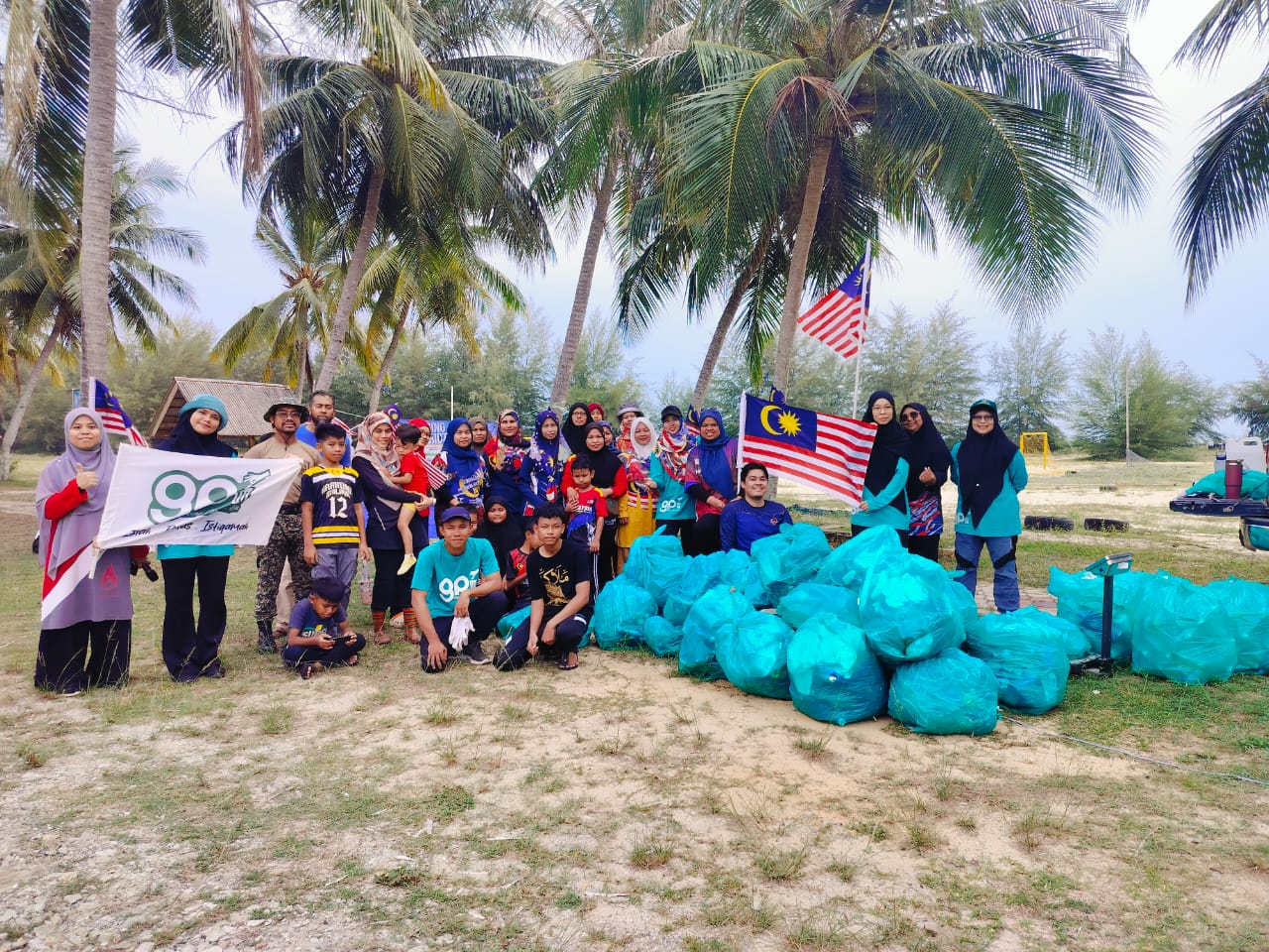 171 Kilogram Sampah Dikutip di Pantai Air Tawar