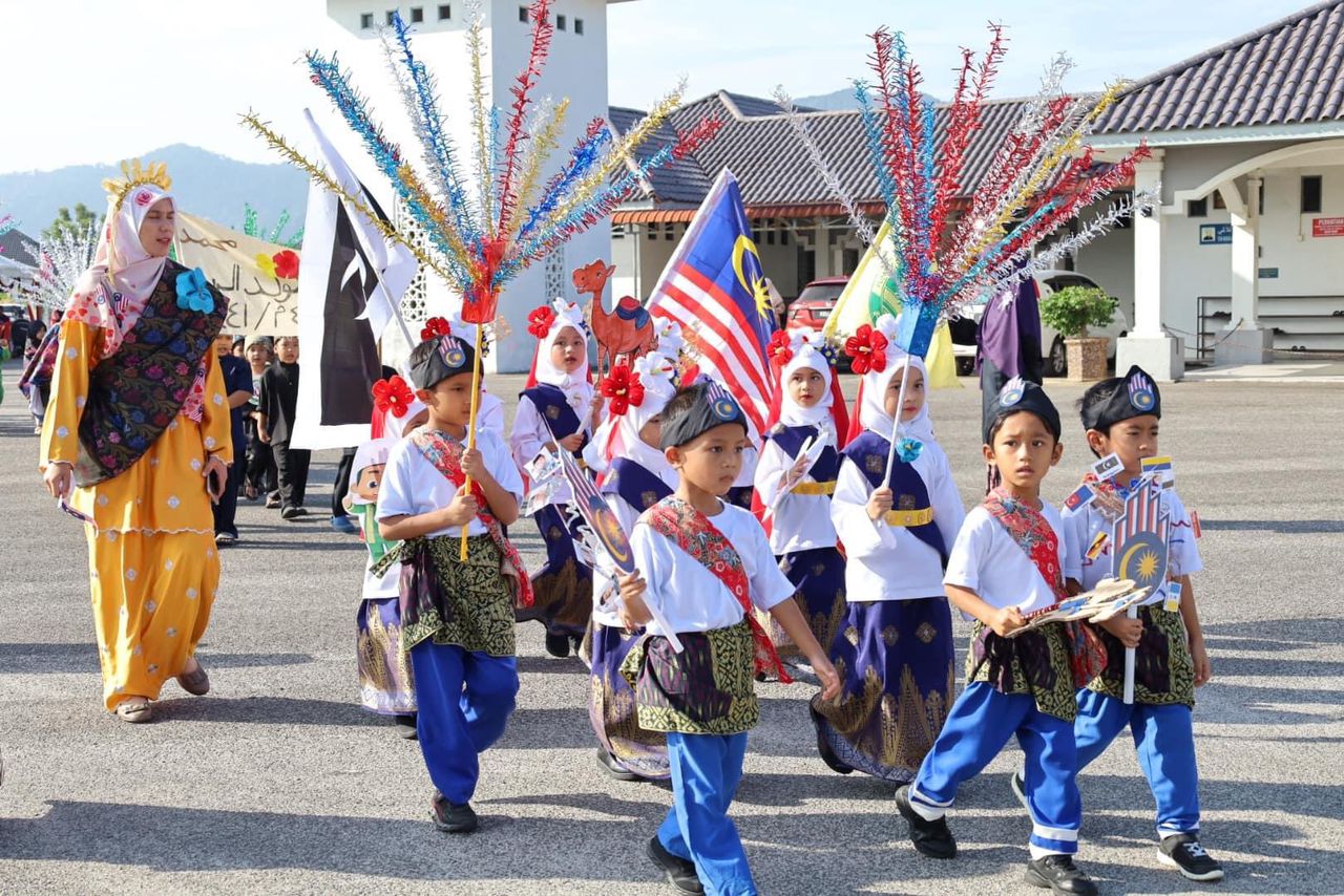 23 Kontinjen Sertai Perarakan Maulidur Rasul dan Hari Malaysia DUN Rantau Abang