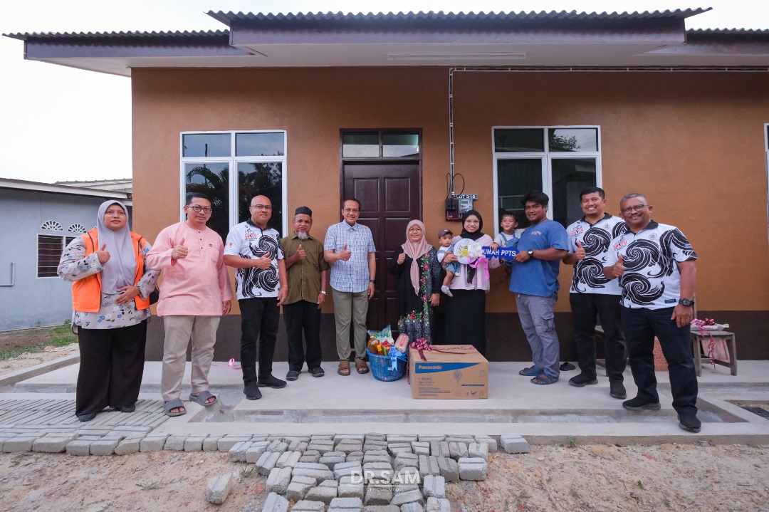 Mangsa Kebakaran Terharu MB Serah Rumah Baharu