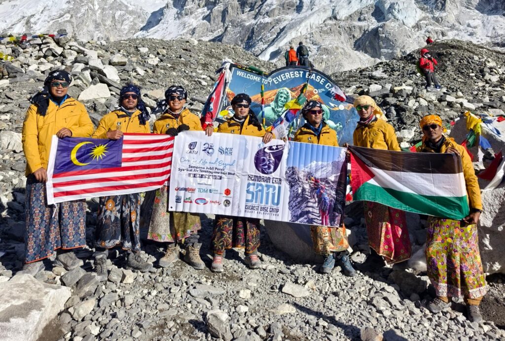 CEO Satu Antara Lapan Pendaki 'Berkain Batik' Berjaya Tawan 'Everest Base Camp'