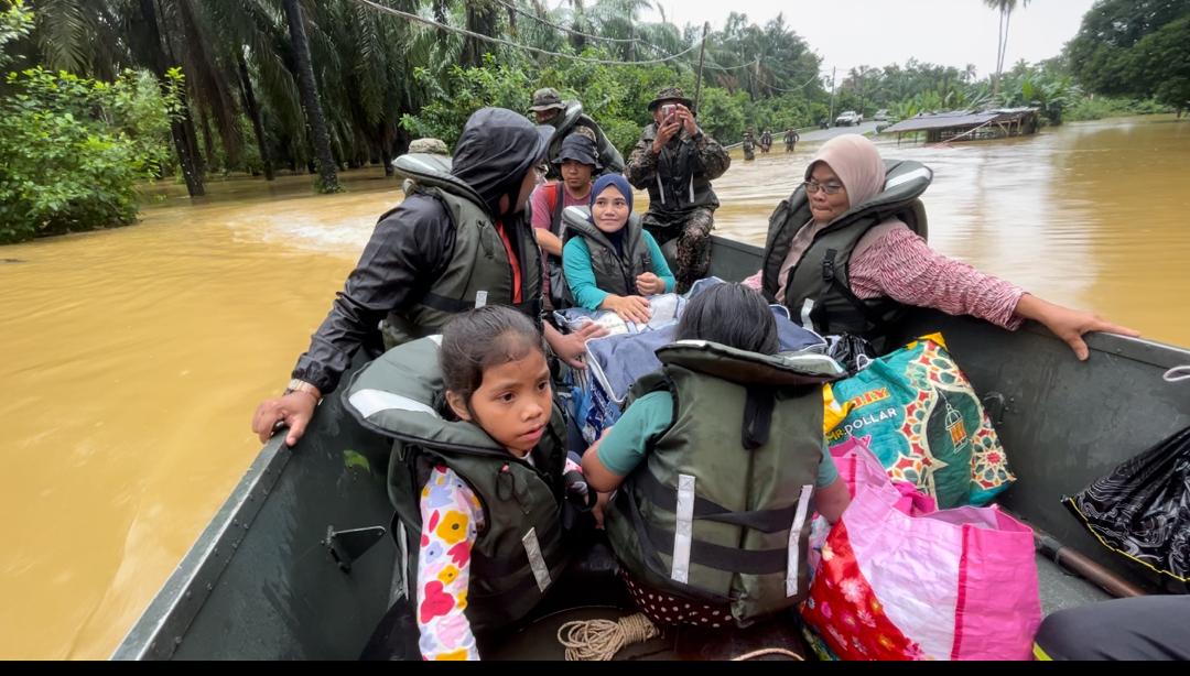 Mangsa Banjir Lega Dapat Bantuan 'Abang Askar'