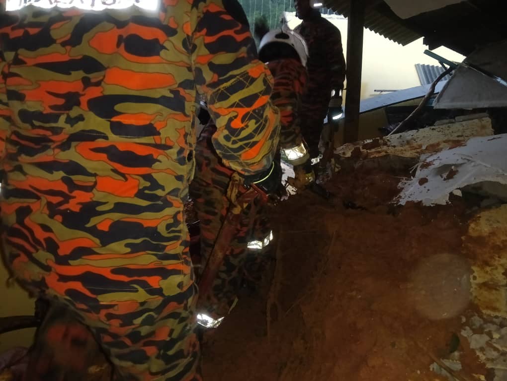Tiga Mangsa Terperangkap Tanah Runtuh di Ajil