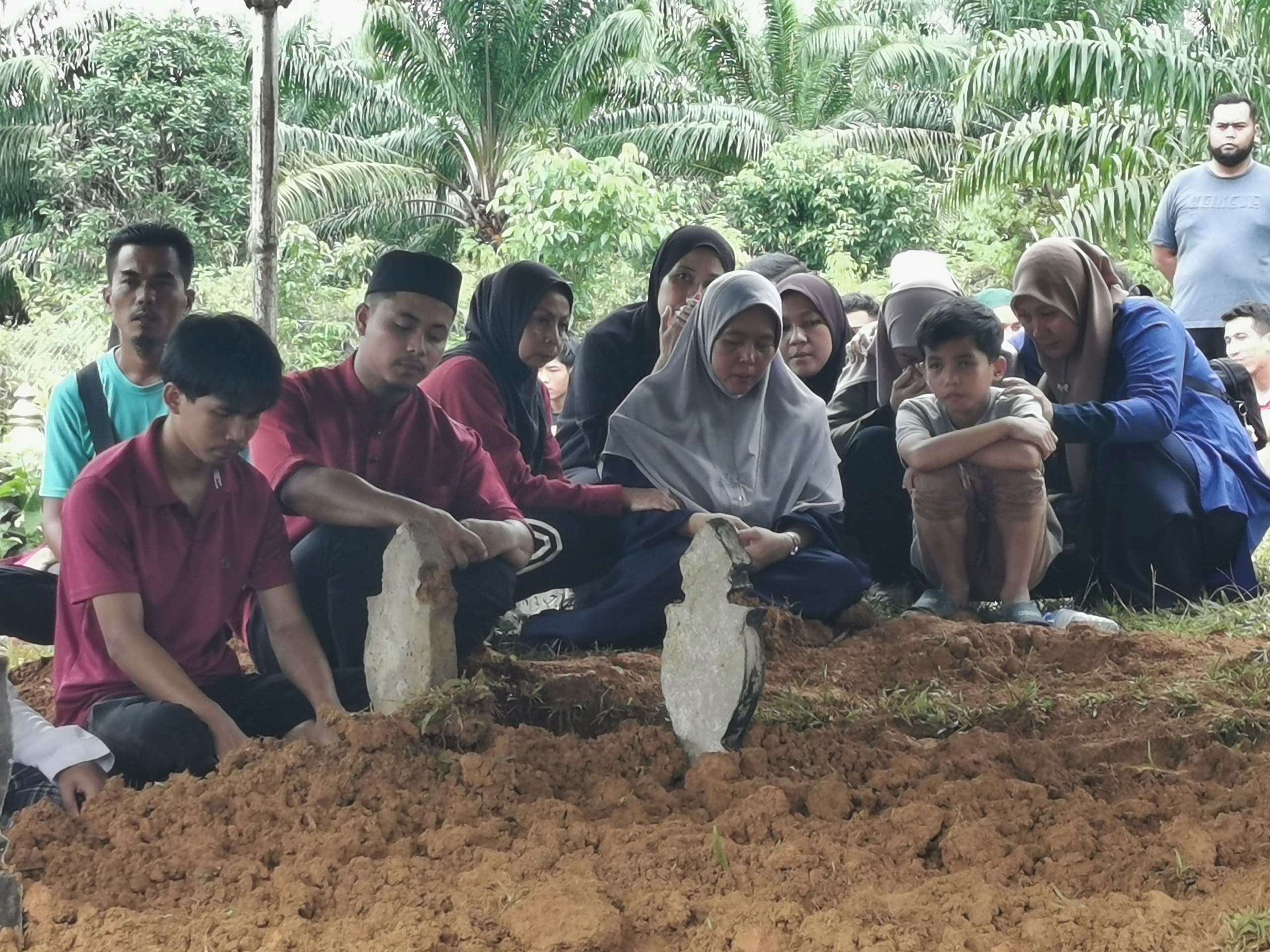 Jenazah Dua Beradik Disemadikan Dalam Satu Liang Lahad