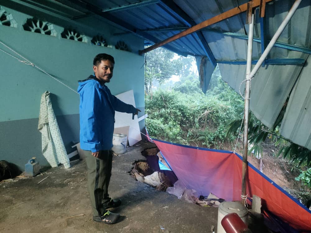 Tebing Runtuh Ancam Kediaman Satu Keluarga di Kuala Berang