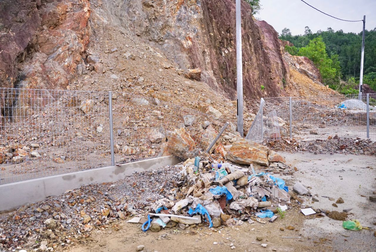 Rumah Masih Belum Siap, Pagar Pula Musnah Dihempap Tanah Runtuh