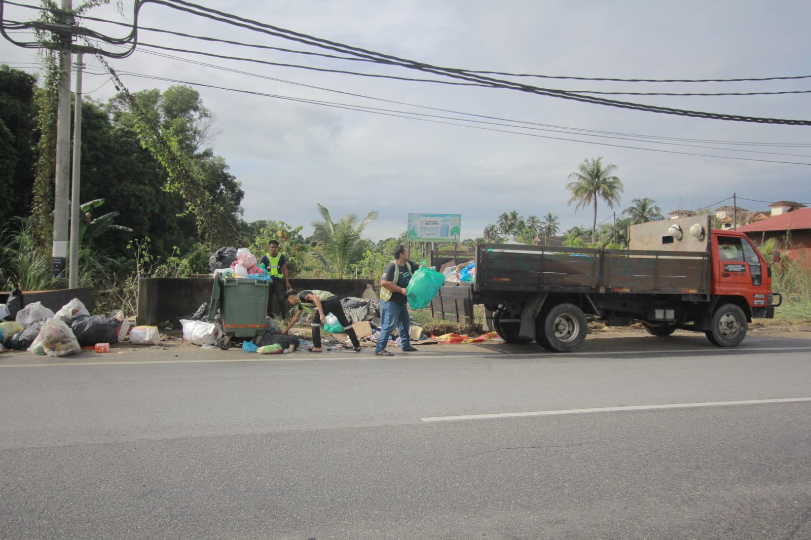 10 Lori Angkut Sampah Pukal Selepas Banjir