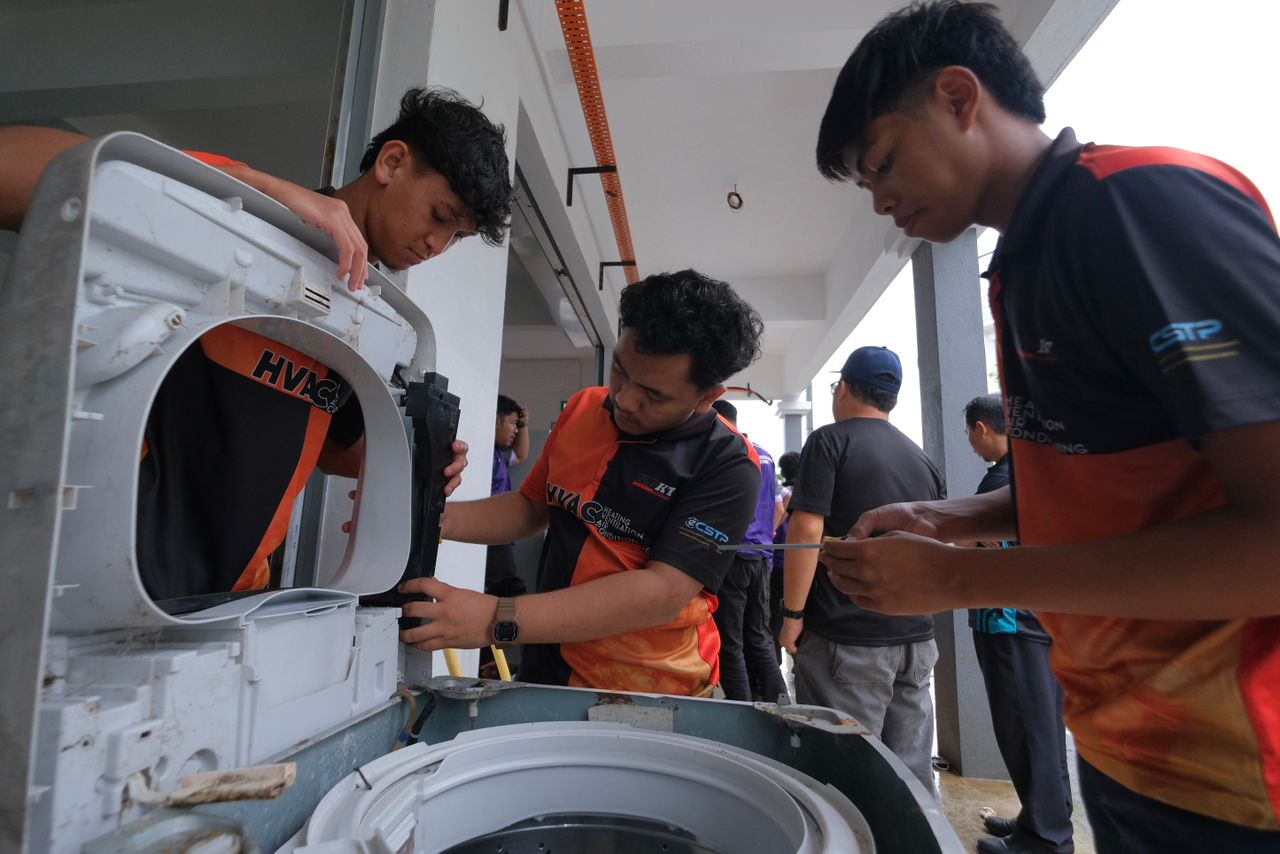 Pelajar ILP Sumbang Kepakaran Baiki Barang Mangsa Banjir