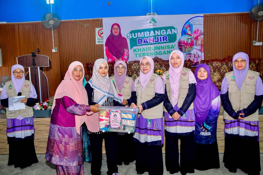 Khairunnisa'  Hulur Bantuan Kepada 100 Mangsa Banjir