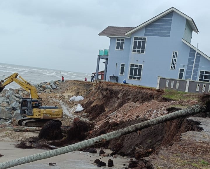 Bina Benteng Sementara Selamatkan Rumah Hampir Roboh- Hishamuddin