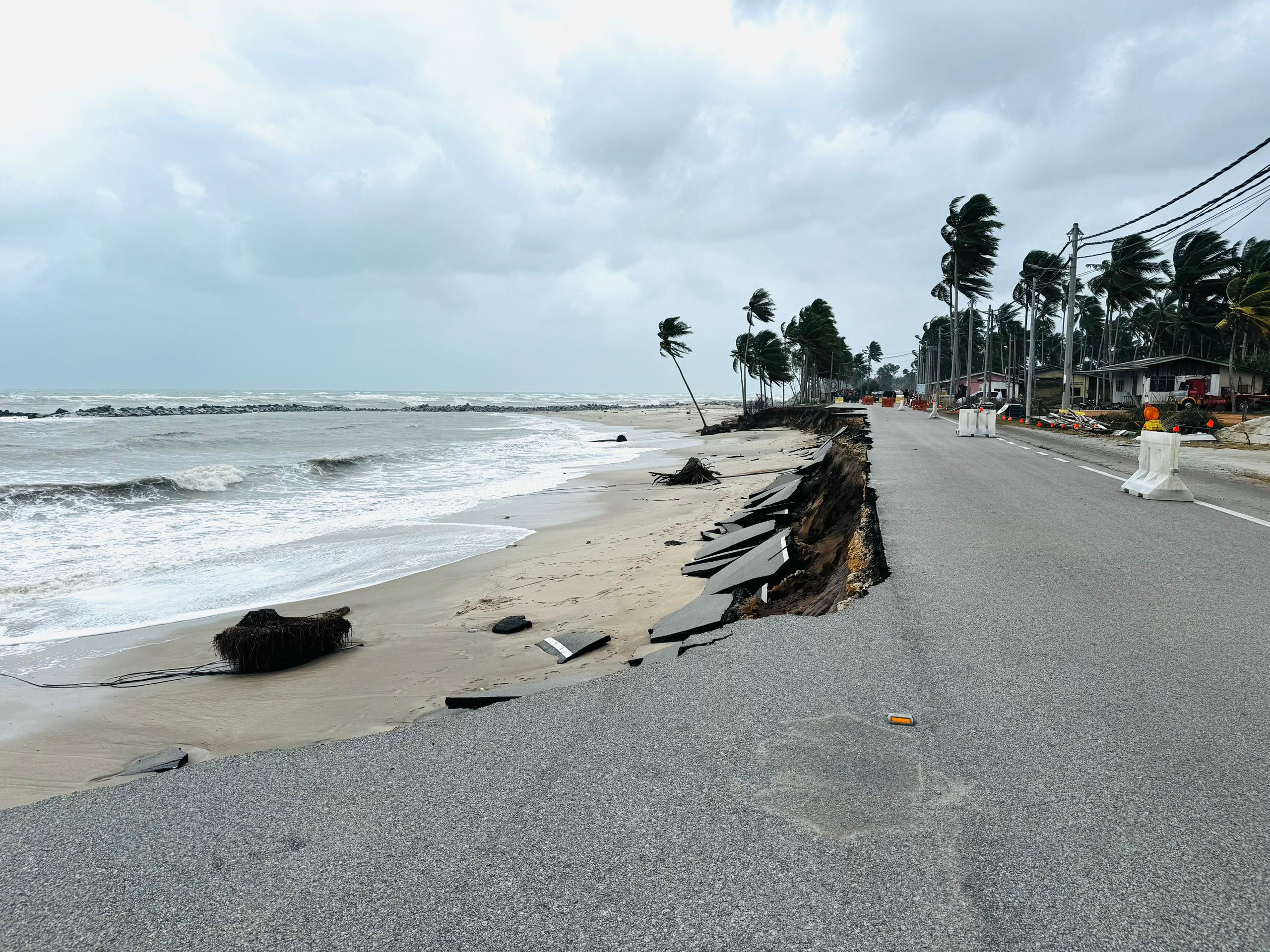 Orang Ramai Dinasihatkan Tidak Hampiri Kawasan Pantai
