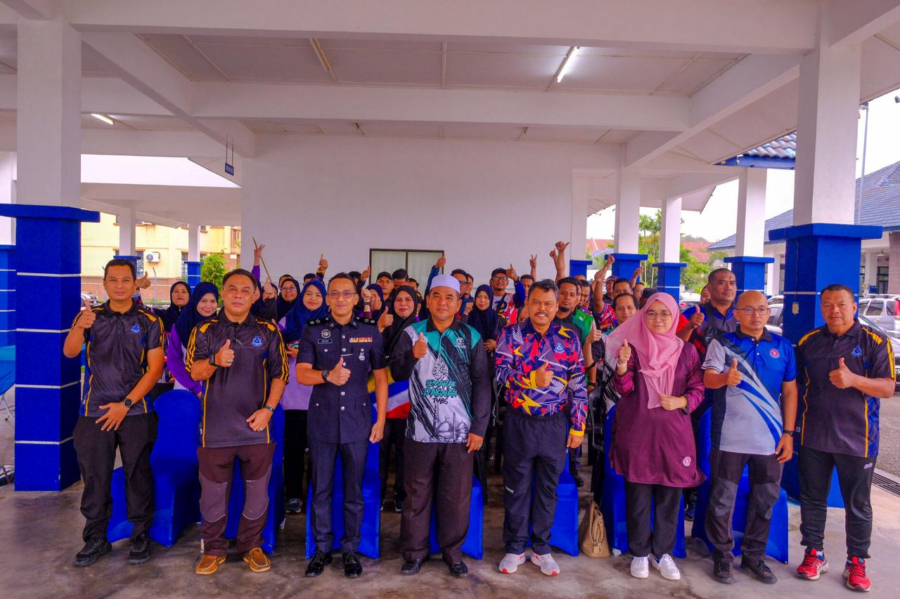 Warga Marang, Polis Gotong Royong Bersih Kubur