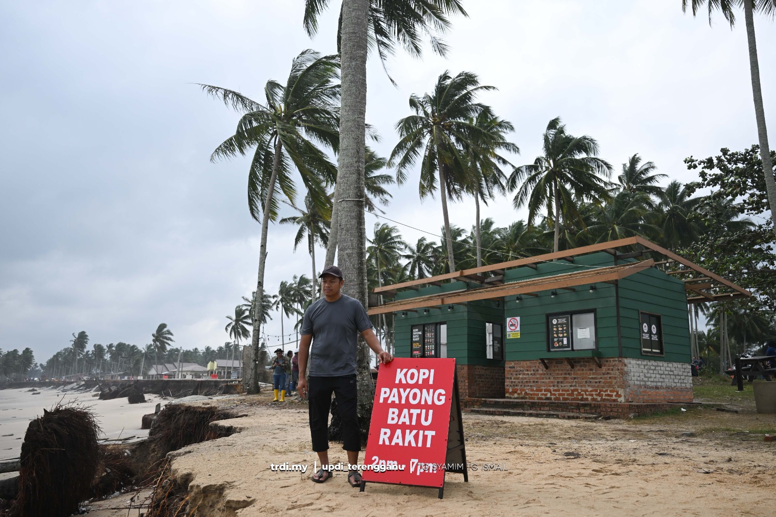 Hakisan : Terpaksa Punggah Kedai Elak Bencana Lebih Teruk