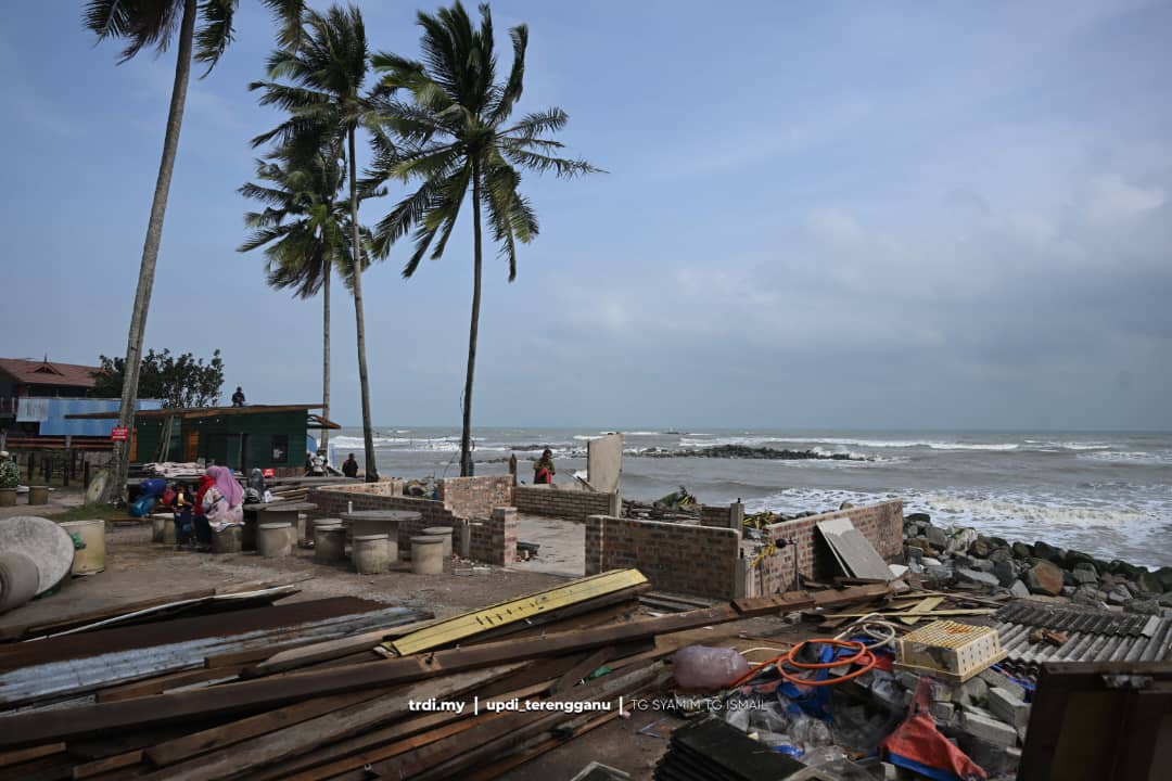 Kedai ‘Ditelan’ Ombak, Warga Emas Hilang Punca Pendapatan