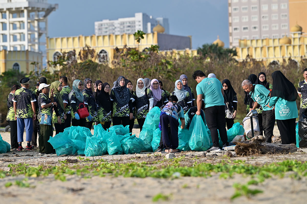 173.5kg Sampah Monsun Dikutip Di Pantai Batu Buruk