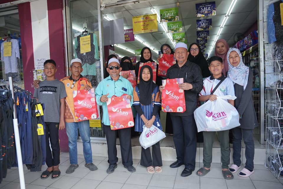 Bantuan Sumbangan Pakaian Sekolah Ukir Senyuman Ibu-Bapa, Pelajar