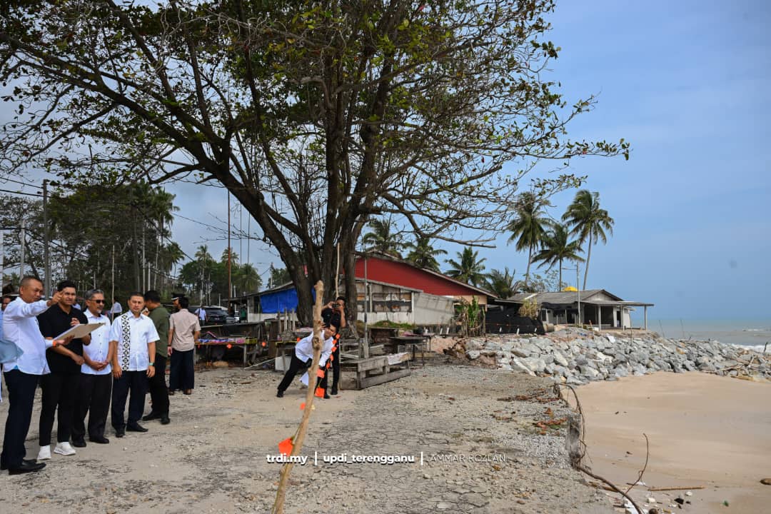Tengku Muhammad Ismail Tinjau Projek Kawalan Hakisan Pantai Kuala Nerus