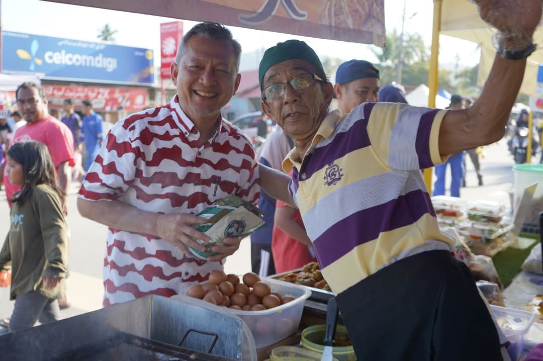ADUN Agih 300 Pek Kurma di Bazar Ramadan Kijal