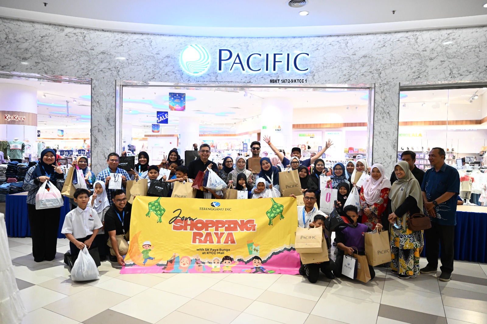 25 Pelajar SK Paya Bunga Terima Sumbangan Baju Raya