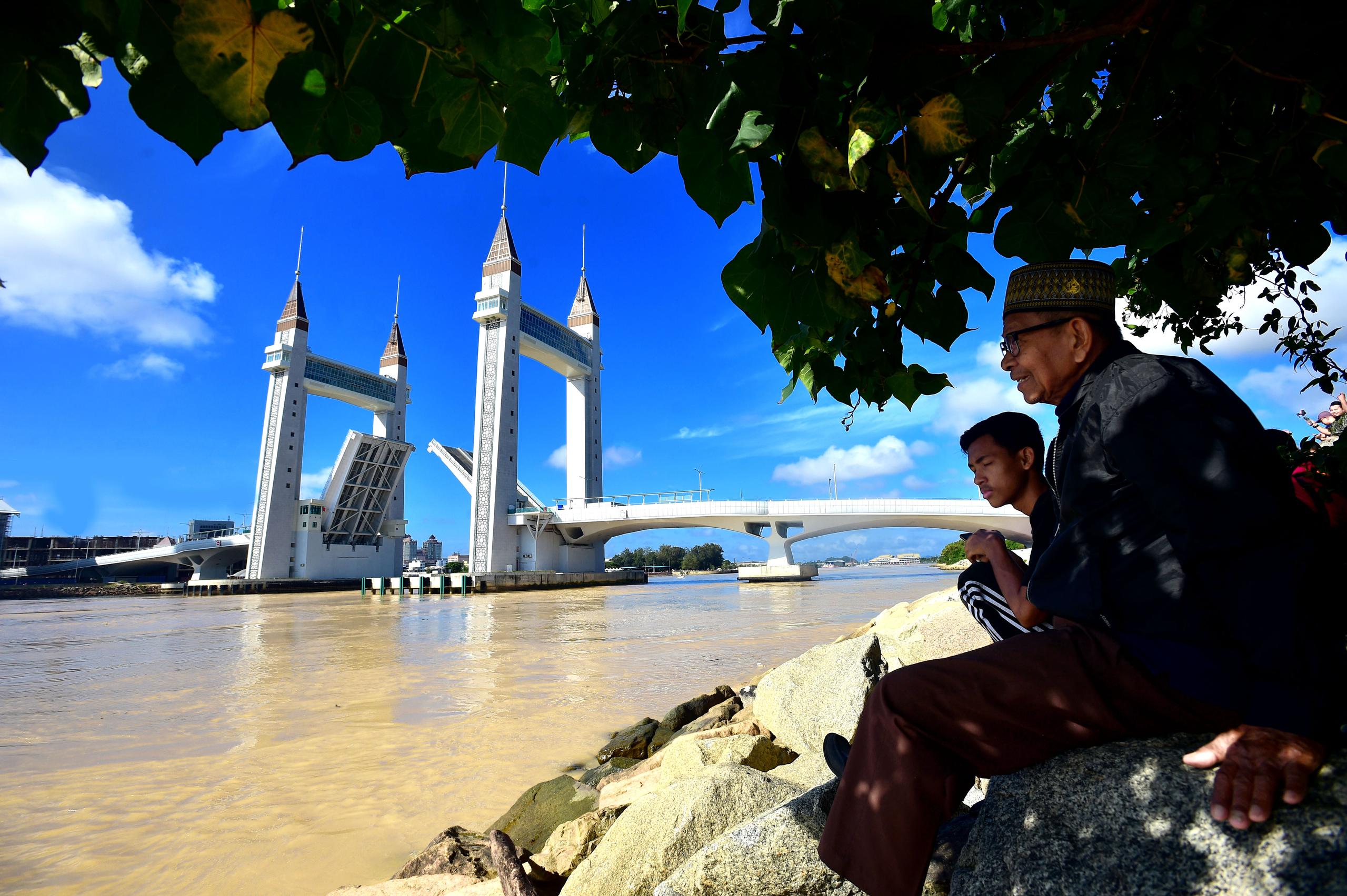 'Drawbridge' Jambatan Pertama di Dunia Beroperasi Guna Tenaga Solar