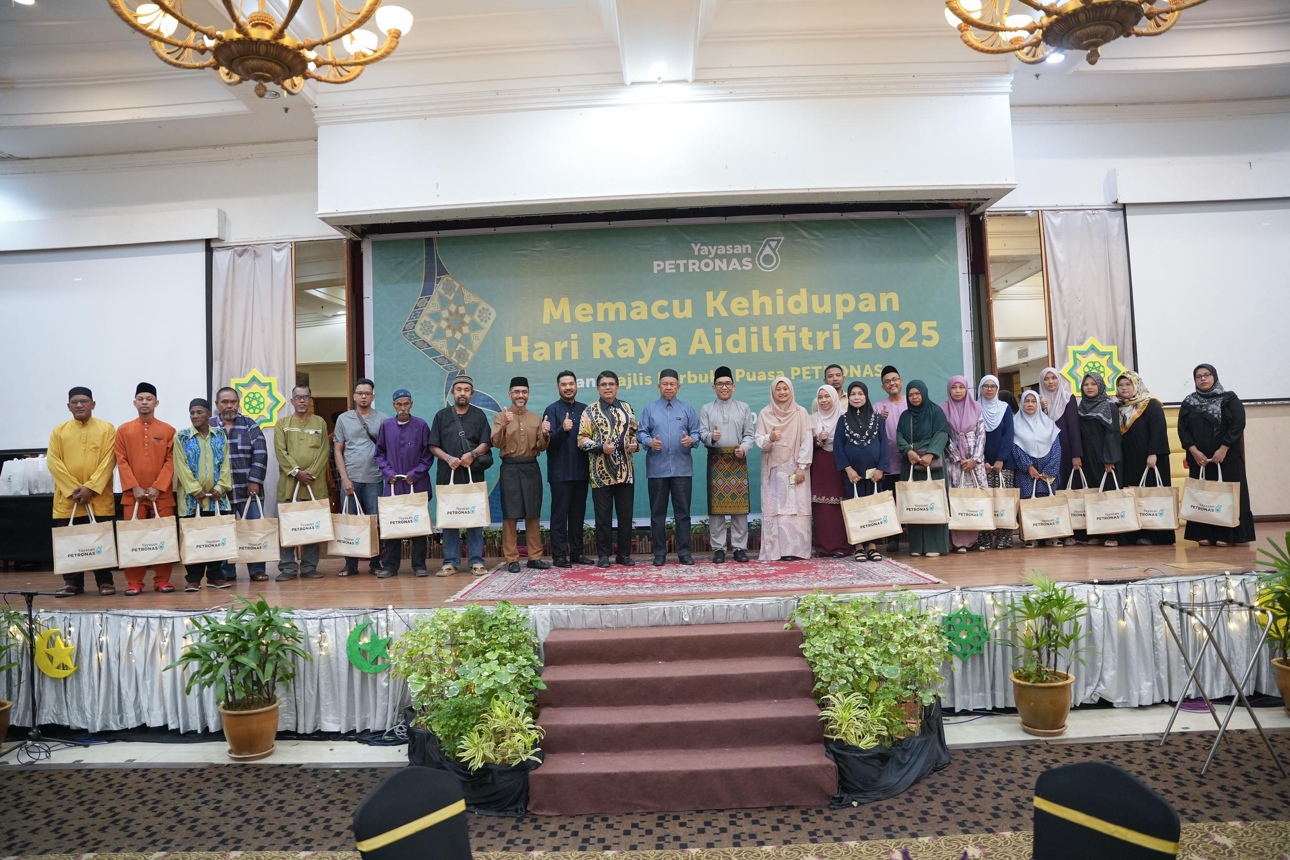 450 Keluarga Asnaf Terima Pek Perayaan Yayasan Petronas