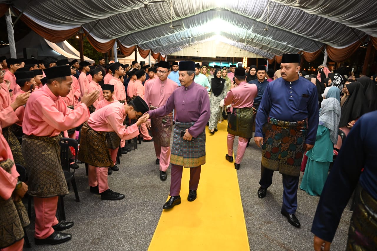 Sultan Mizan Berangkat Ke Forum Agama Bersama Warga Setiu