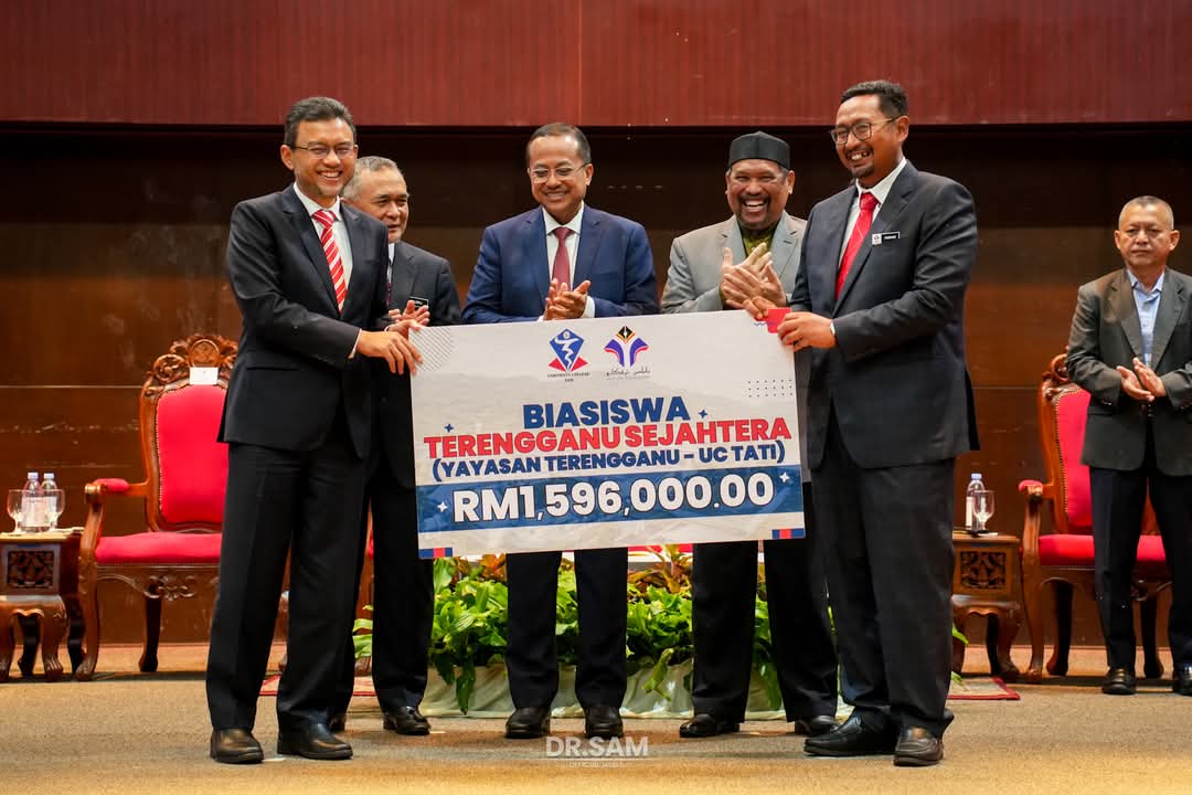 Dr. Sam Lancar Biasiswa Anak Terengganu