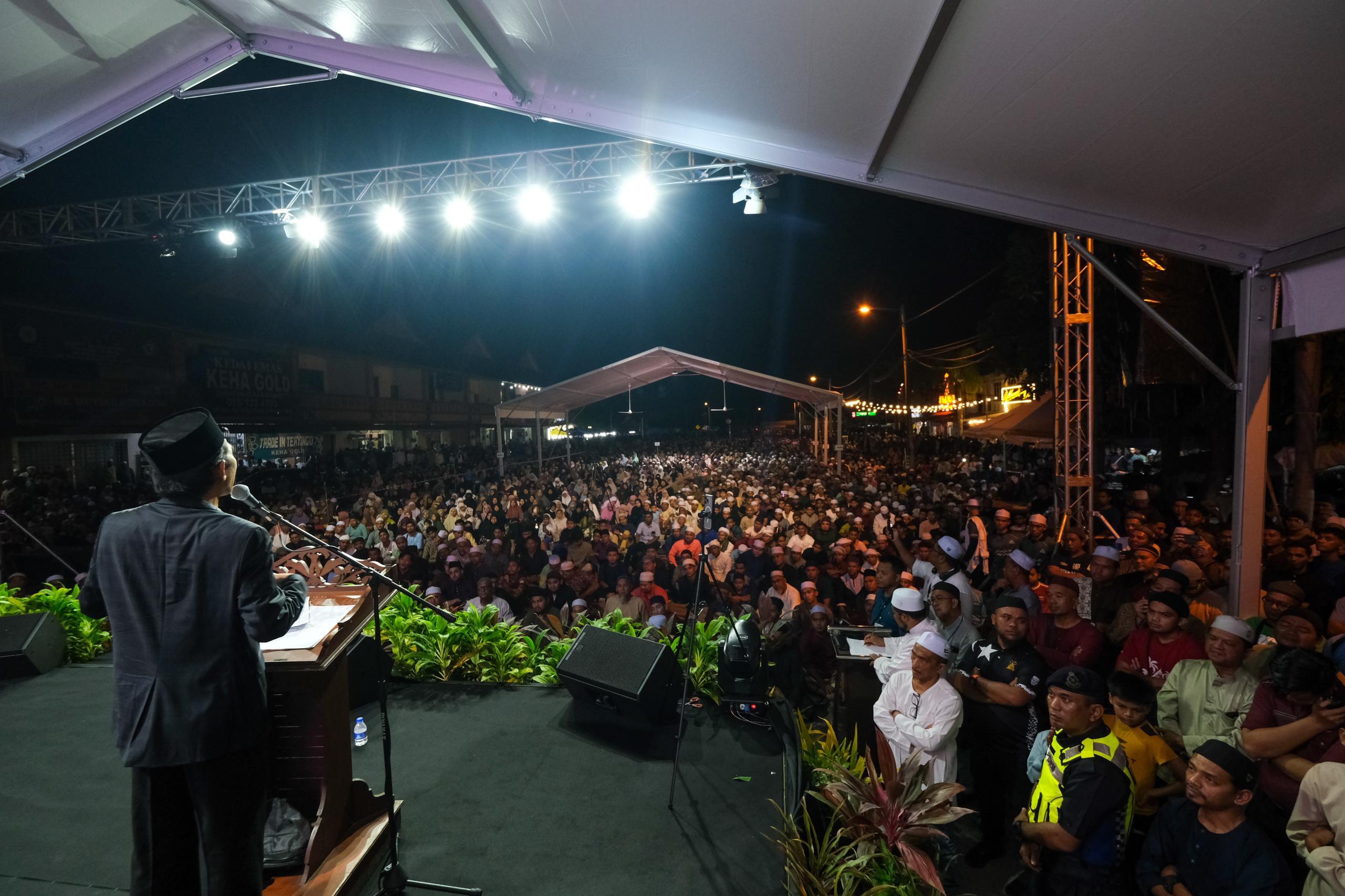 Ceramah Ustaz Abdul Somad Gamit Kehadiran Lautan Manusia