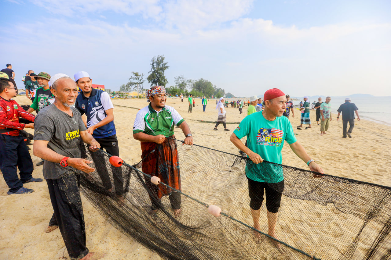 Tradisi Tarik Pukat Raih Sambutan Luar Biasa