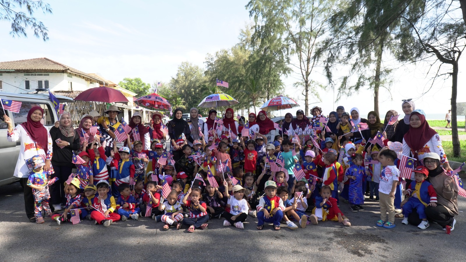 Perarakan Merdeka Si Cilik Comel Hiburkan Warga Setempat