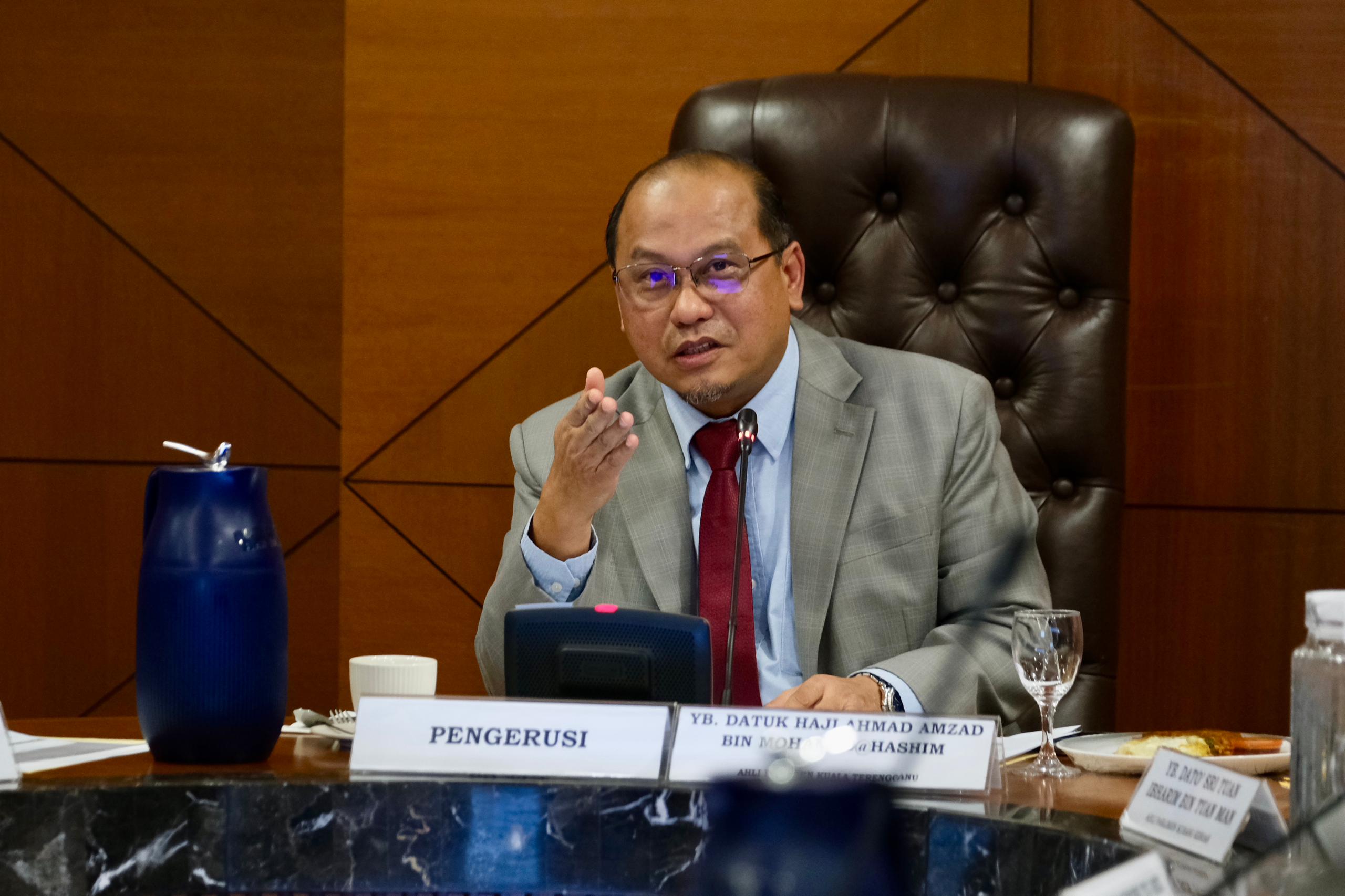 Ahmad Amzad Bawa Usul Tergempar Di Dewan Rakyat Berhubung Jemputan Trump