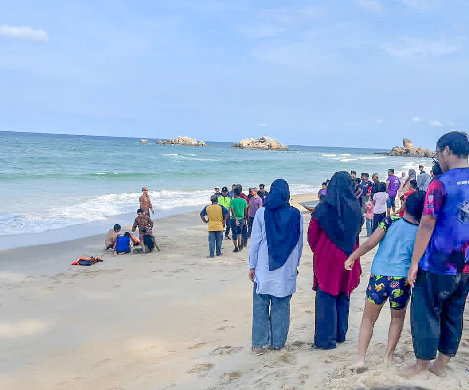 Ibu dan Anak Saudara Lemas Ketika Mandi di Pantai Penunjuk