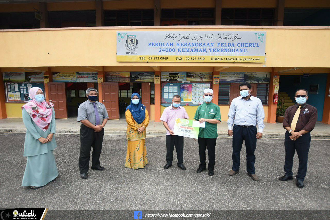 DUN Air Putih Serah Sumbangan Kepada 24 PIBG Sekolah