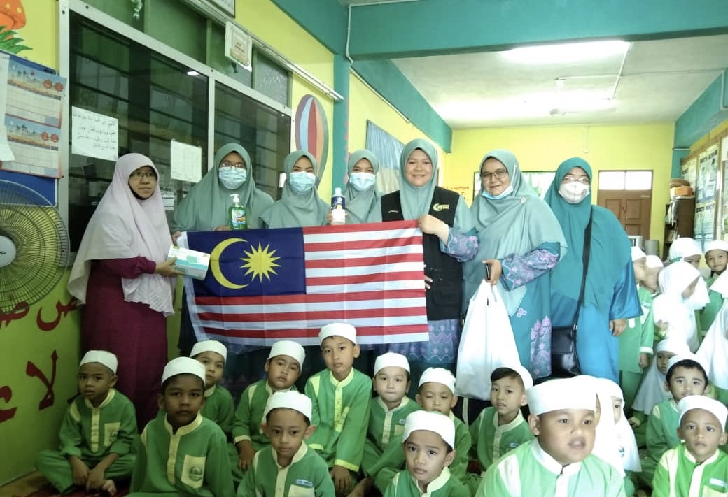 Ameerah DUN Sura Sumbang Kit kebersihan Kepada PASTI