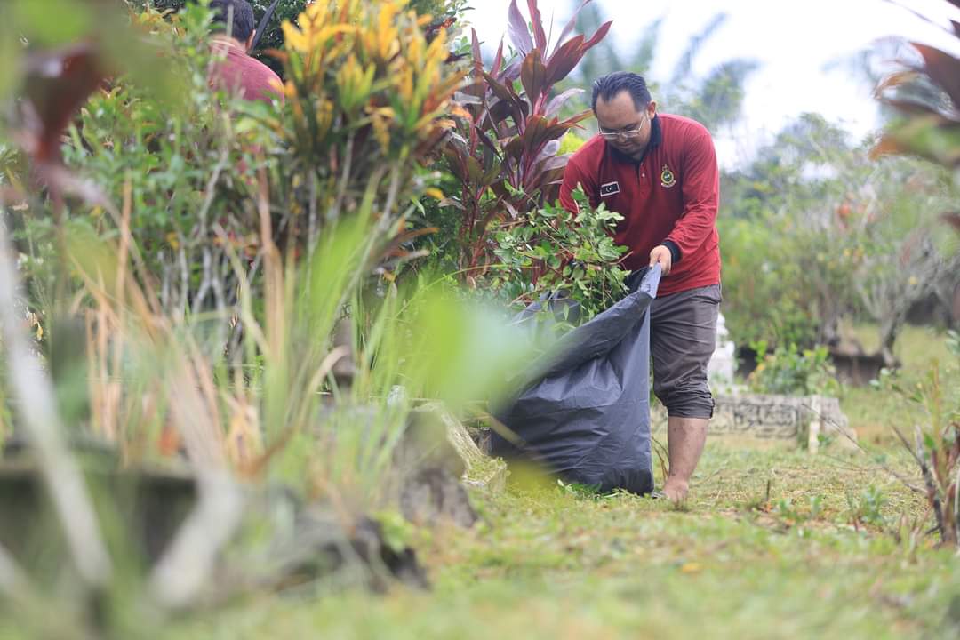 Gotong-royong Bersih Kubur Terbitkan Keinsafan